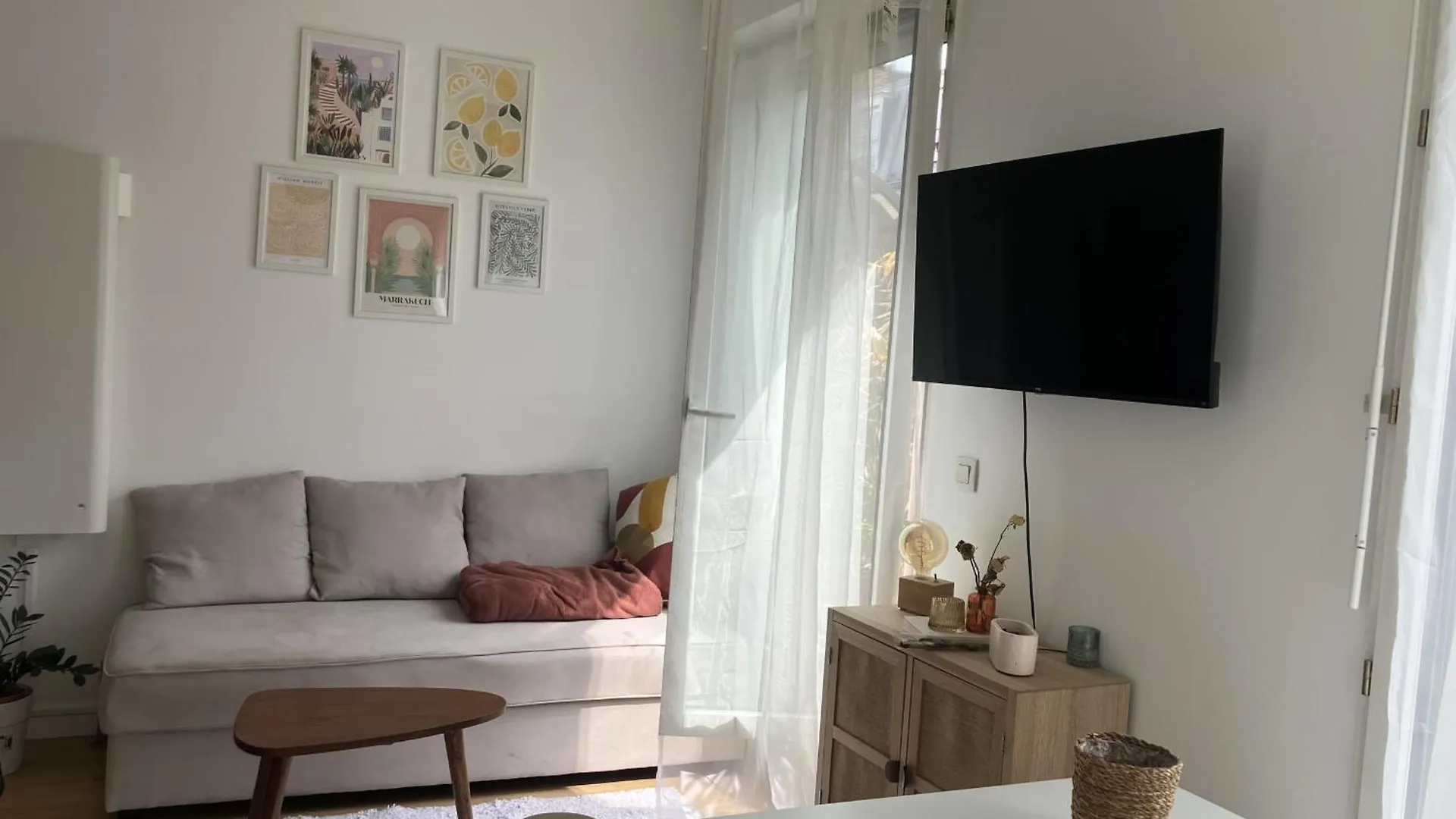 Apartment With Terrace Near Montmartre Paris