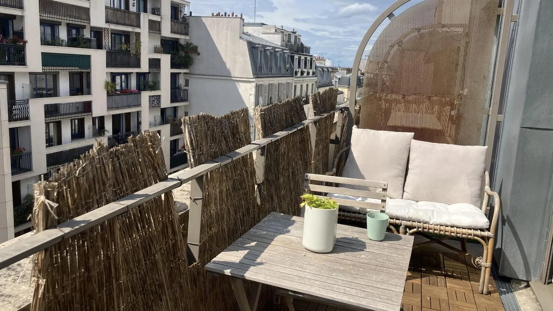 Apartment With Terrace Near Montmartre Paris